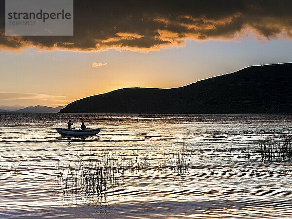 Fischer beim Fischen bei Sonnenaufgang auf dem Titicacasee  Challapampa  Isla del Sol (Sonneninsel)  Bolivien