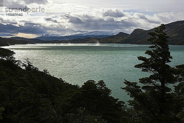Wind  der über den Nordenskjold-See fegt  Torres del Paine National Park  Patagonien  Chile