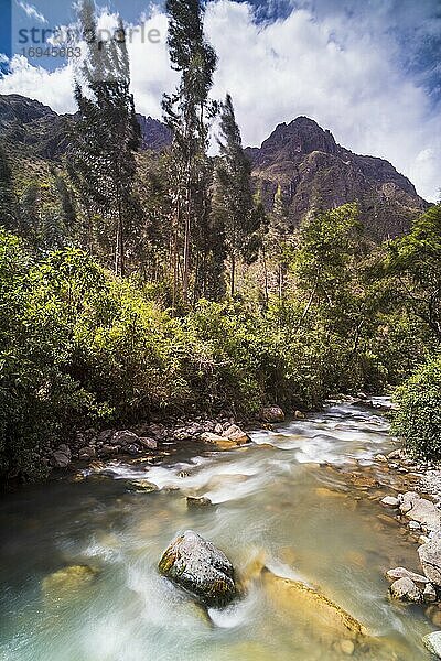 Urubamba-Fluss im Heiligen Tal auf dem Inka-Pfad Tag 1  Region Cusco  Peru