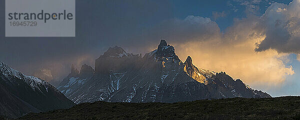Sonnenaufgang im Paine-Massiv (Cordillera Paine)  dem ikonischen Gebirge im Torres del Paine-Nationalpark  Patagonien  Chile
