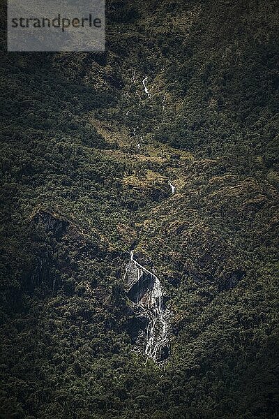 Wasserfall in den Anden  Inka Trail Trek Tag 3  Region Cusco  Peru