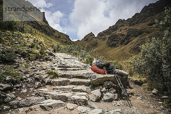 Rast auf dem Aufstieg zum Dead Womans Pass (Warmiwañusqa)  5.200 m  Inka Trail Trek Tag 2  Region Cusco  Peru