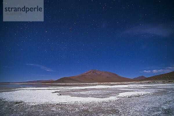 Sterne über den nächtlichen Salzwiesen von Chalviri (auch bekannt als Salar de Chalviri)  Altiplano in Bolivien