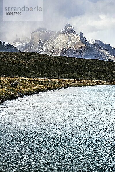 Paine-Massiv und Pehoe-See  Torres del Paine-Nationalpark  Patagonien  Chile