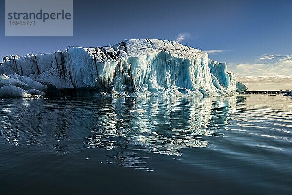 Schöne isländische Landschaft mit einem Eisberg in der Gletscherlagune Jokulsarlon  einem Gletschersee  der aufgrund des Klimawandels und der globalen Erwärmung im Südosten Islands schmilzt