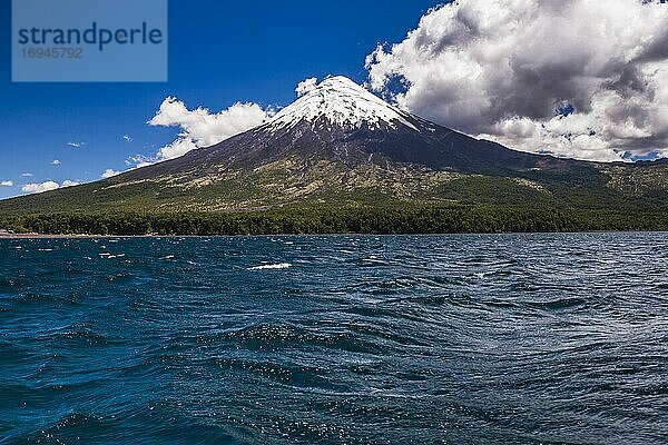 Vulkan Osorno vom Todos Los Santos See aus gesehen  Nationalpark Vicente Perez Rosales  Chilenische Seenplatte  Chile