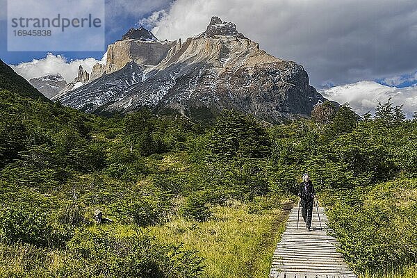 Frau beim Wandern im Nationalpark Torres del Paine mit Los Cuernos und dem Paine-Massiv im Hintergrund  Patagonien  Chile