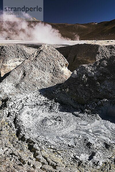 Sprudelndes heißes Schlammbecken im geothermischen Becken von Sol de Manana  Altiplano in Bolivien