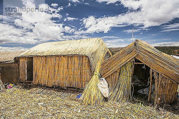 Haus auf den schwimmenden Schilfinseln Uros  Titicacasee  Provinz Puno  Peru