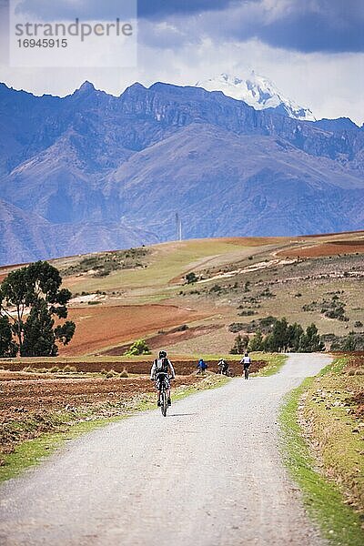 Cusco (Cuzco)  Radfahren auf dem Lande in der Nähe von Maras  Provinz Cusco  Peru