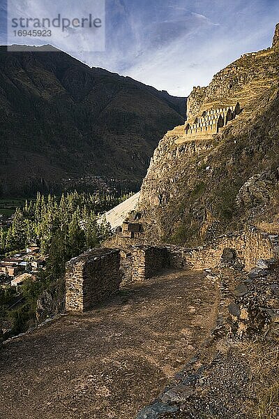 Pinkullyuna-Inka-Lagerhäuser oberhalb von Ollantaytambo  Heiliges Tal der Inkas (Urubambatal)  bei Cusco  Peru