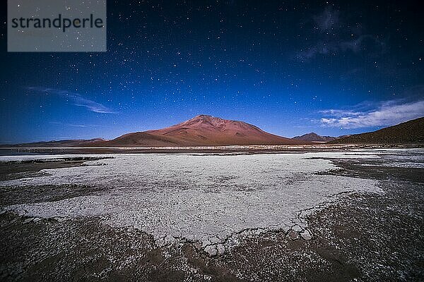 Sterne über den nächtlichen Salzwiesen von Chalviri (auch bekannt als Salar de Chalviri)  Altiplano in Bolivien