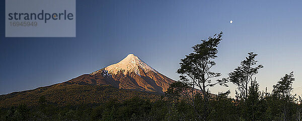 Sonnenuntergang am Vulkan Osorno  Nationalpark Vicente Perez Rosales  Chilenische Seenplatte  Chile