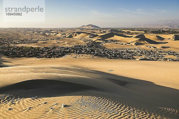 Sanddünen in der Wüste bei Sonnenuntergang  Huacachina  Region Ica  Peru