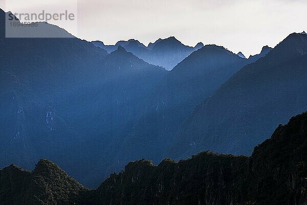 Anden bei Sonnenaufgang von Machu Picchu aus gesehen  Region Cusco  Peru