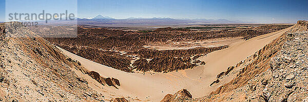 Sanddünen und Felsformationen im Tal des Todes (Valle de la Muerte)  San Pedro de Atacama  Atacamawüste  Nordchile