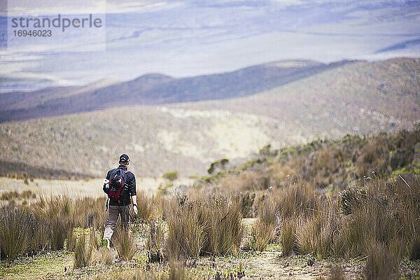 Person beim Wandern auf dem Vulkan Ruminahui  Nationalpark Cotopaxi  Straße der Vulkane  Ecuador