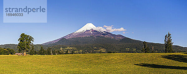 Vulkan Osorno und Farmland  Chilenische Seenplatte  Chile