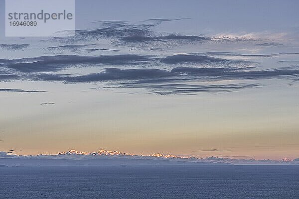 Sonnenuntergang im Gebirge Cordillera Real (Bolivien) von der Insel Amantani am Titicacasee (Peru) aus gesehen