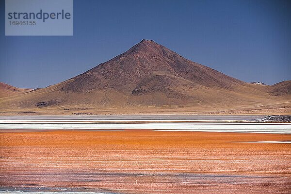 Rote Lagune (Laguna Colorada)  ein Salzsee im Altiplano von Bolivien im Nationalen Reservat der Andenfauna Eduardo Avaroa