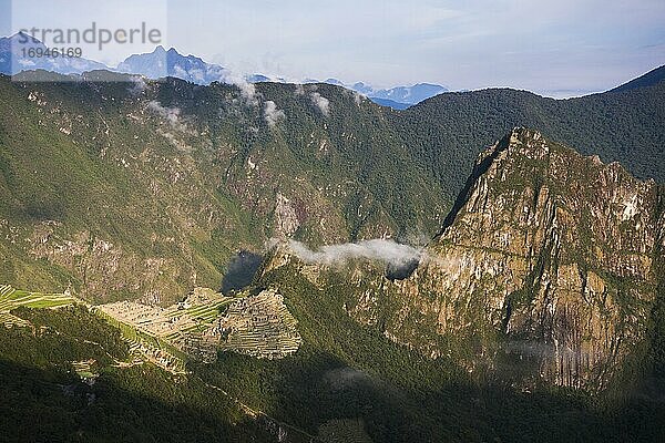 Machu Picchu Inka-Ruinen bei Sonnenaufgang vom Sonnentor (Inti Punku oder Intipuncu) aus gesehen  Region Cusco  Peru