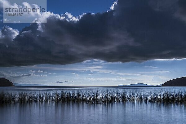 Gewitterwolken über dem Titicacasee in der Gemeinde Challapampa  Isla del Sol (Sonneninsel)  Bolivien