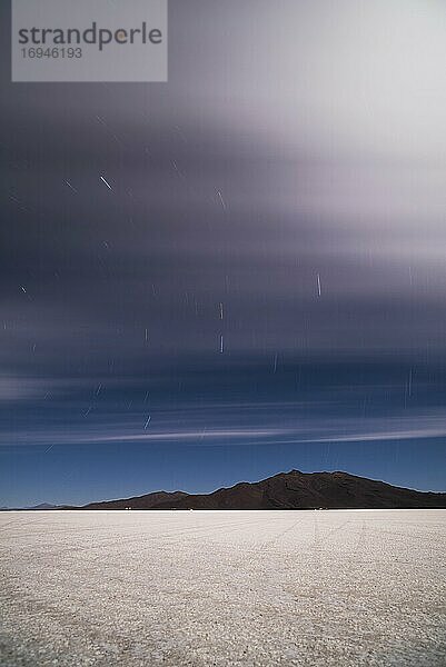 Sternenspuren über den Uyuni-Salzwiesen bei Nacht (Salar de Uyuni)  Uyuni  Bolivien