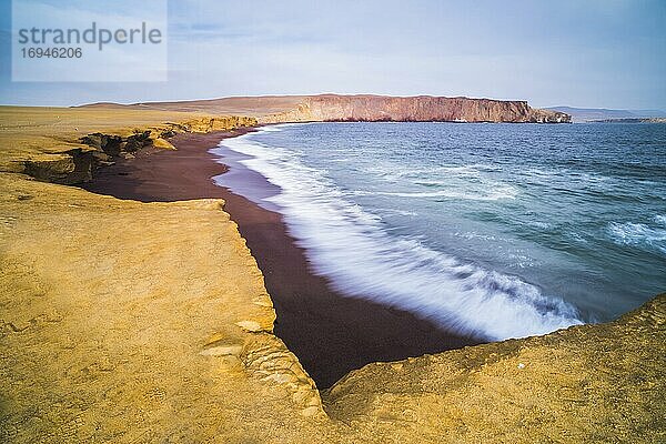 Wüste  die direkt auf das Meer (Pazifischer Ozean) trifft  Nationalreservat Paracas (Reserva Nacional de Paracas)  Ica  Peru