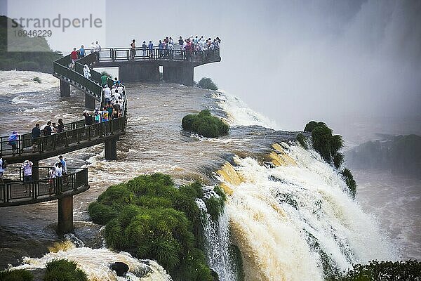 Iguazu-Fälle (auch bekannt als Iguacu-Fälle oder Cataratas del Iguazu)  Brasilien Seitliche Aussichtsplattform  Grenze Brasilien-Argentinien-Paraguay