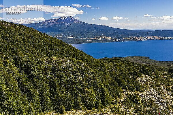 Vulkan Calbuco (links) und Llanquihue-See  Chilenische Seenplatte  Chile