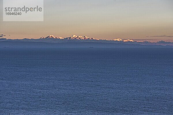 Gebirgszug Cordillera Real (Bolivien) von der Insel Amantani am Titicacasee (Peru) aus gesehen