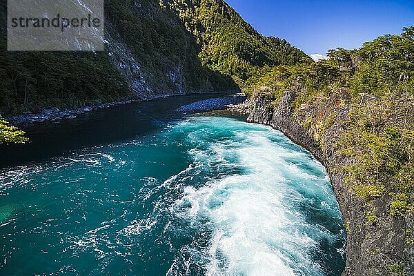 Petrohue-Wasserfälle  Nationalpark Vicente Perez Rosales  Chilenische Seenplatte  Chile