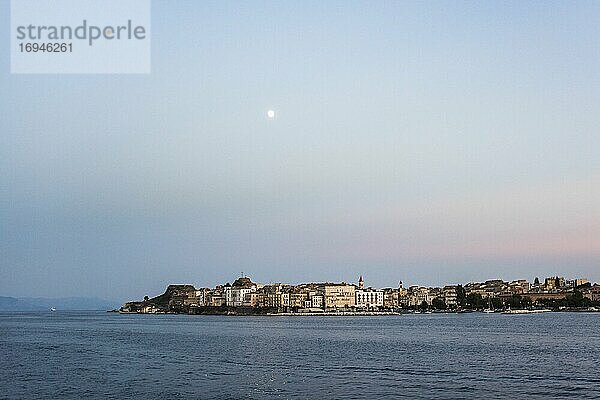 Mond über der Insel Korfu
