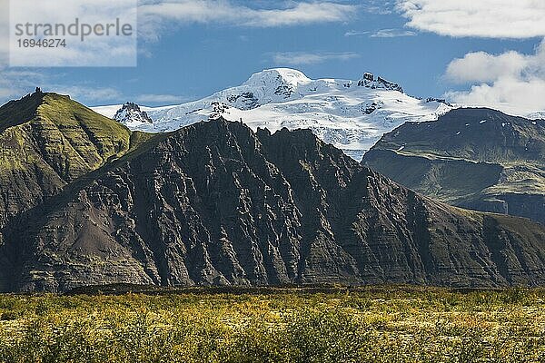 Der 2110 m hohe Berg Hvannadalshnjukur  der höchste Punkt Islands  liegt auf dem Vatnajokull-Gletscher  vom Skaftafell-Nationalpark aus gesehen