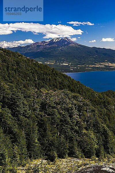 Vulkan Calbuco (links) und Llanquihue-See  Chilenische Seenplatte  Chile