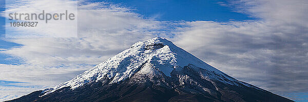 Gletscherbedeckter Gipfel des Vulkans Cotopaxi  5.897 m  Nationalpark Cotopaxi  Provinz Cotopaxi  Ecuador
