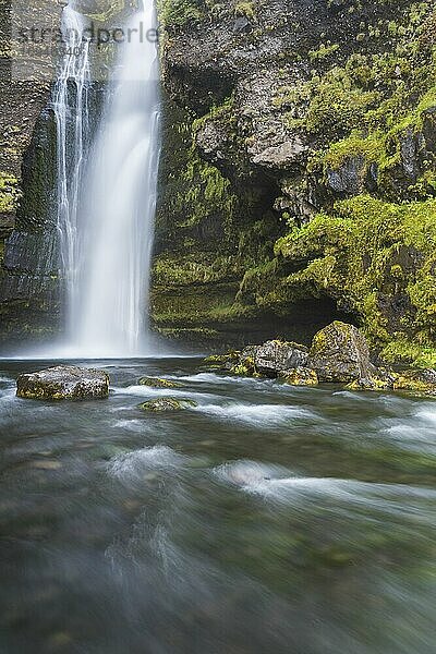 Gluggafoss (Fensterfall  auch Merkjarfoss)  ein Wasserfall am Fluss Merkja  Südisland (Sudurland)