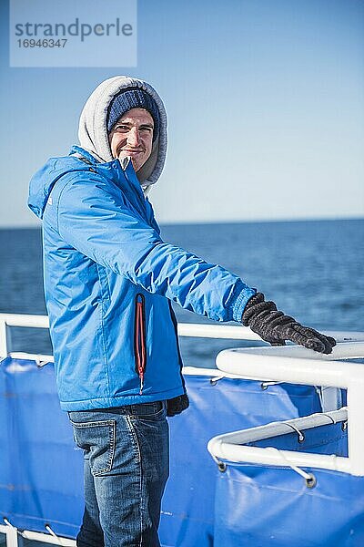 Tourist auf einem Walbeobachtungsboot  Reykjavik  Island