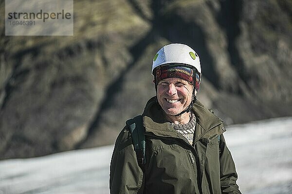 Porträt eines Touristen auf dem Breidamerkurjokull-Gletscher  Vatnajokull-Eiskappe  Island
