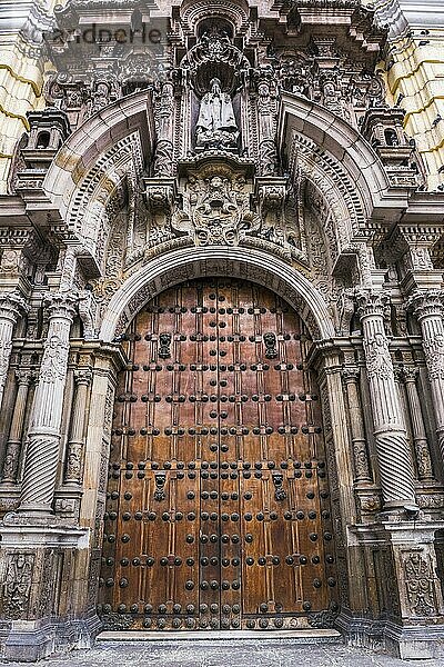 Große Holztüren einer Kirche im historischen Zentrum von Lima  Provinz Lima  Peru