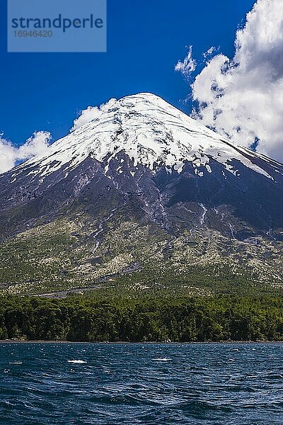 Vulkan Osorno vom Todos Los Santos See aus gesehen  Nationalpark Vicente Perez Rosales  Chilenische Seenplatte  Chile