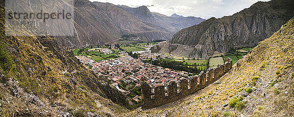 Pinkullyuna Inka-Lagerhäuser bei Sonnenuntergang oberhalb von Ollantaytambo  Heiliges Tal der Inkas  nahe Cusco  Peru