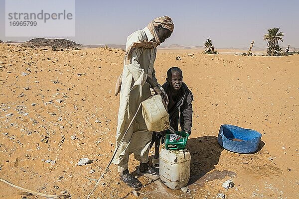 Einheimische holen Wasser aus ihrem Brunnen in der Wüste  Sahara zwischen Ounianga Kebir und Faya  Tschad  Afrika