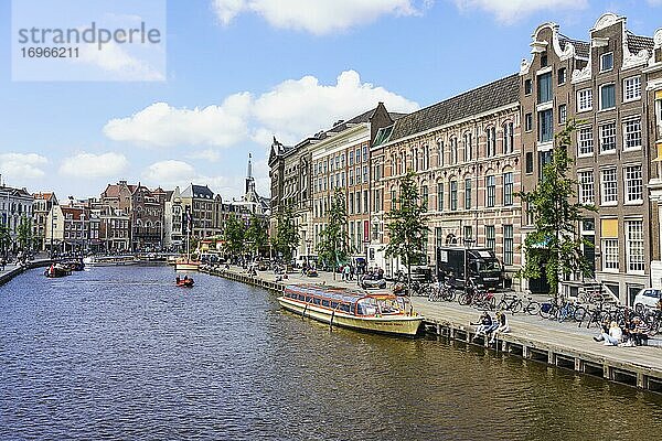 Ausflugsboot auf dem Fluss Amstel  Amsterdam  Niederlande  Europa