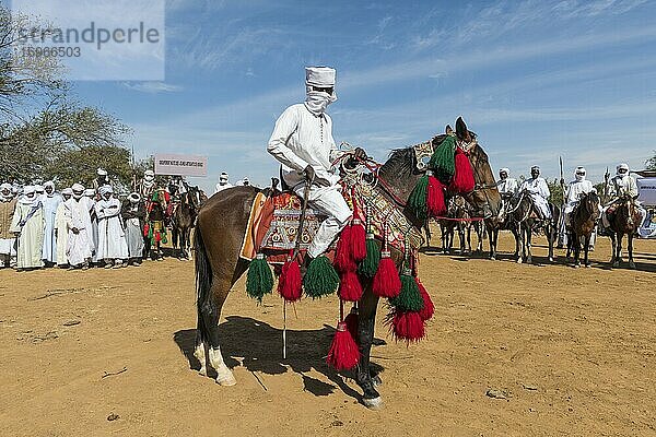 Reiter mit einem bunt geschmückten Pferd auf einem Stammesfest  Sahelzone  Tschad  Afrika
