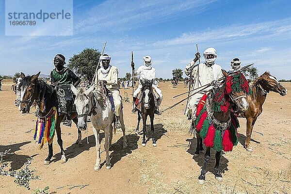 Reiter mit bunt geschmückten Pferden auf einem Stammesfest  Sahelzone  Tschad  Afrika