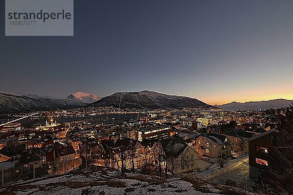 Aussicht auf die Stadt  Lichtstimmung in der Polarnacht  Tromsø  Troms  Norwegen  Europa
