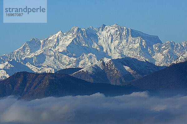 Monte Rosa Massiv erhebt sich über Wolkenmeer  Ausblick von Monte Lema  Luino  Lombardei  Italien  Schweiz  Europa