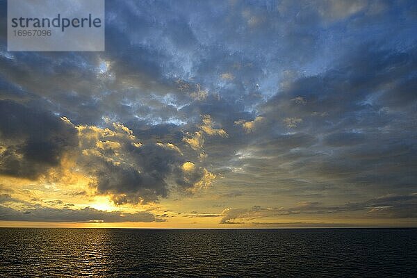 Sonnenuntergang mit Wolken über dem Pazifik  Insel San Christobal  Galapagos  Ecuador  Südamerika