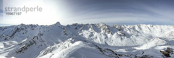 Verschneite Bergkette  Gipfelpanorama im Winter  Zischgeles  Stubaier Alpen  Tirol  Österreich  Europa